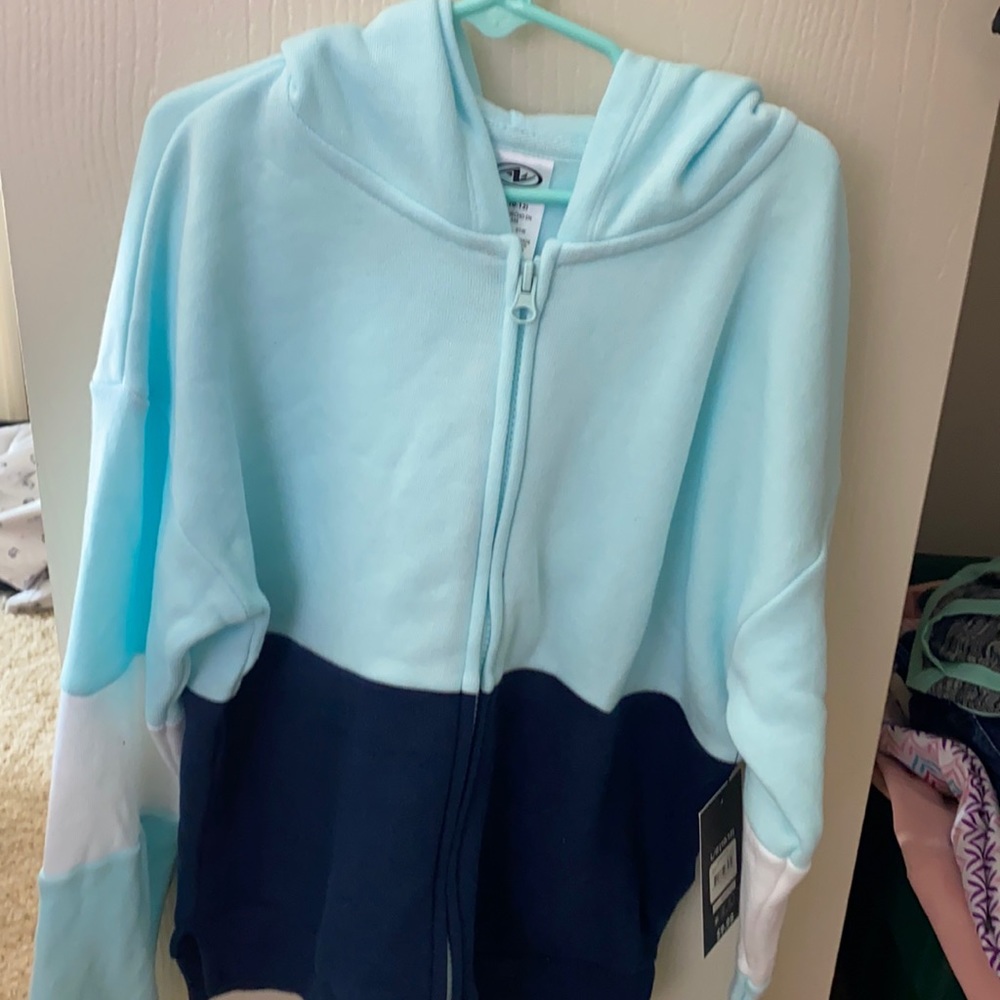 Little girls zip up